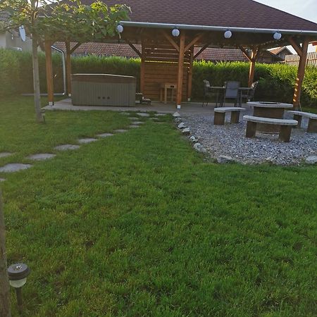 Zso-Ze Apartman Tiszafured Luaran gambar